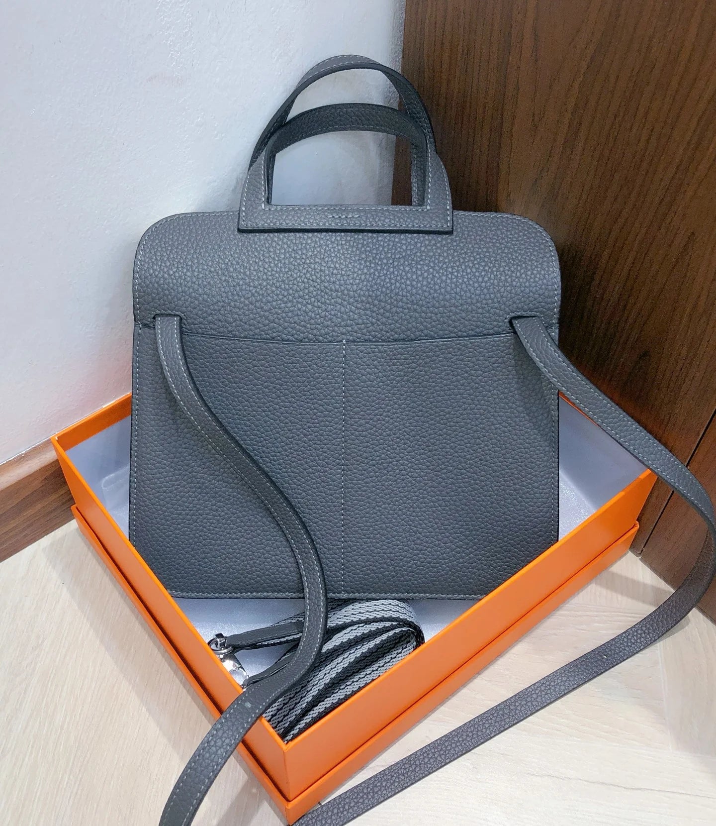 Halzan 25 features a design with graphite grey and white leather accents silver hardware